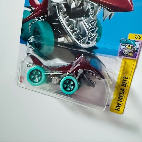 Hot Wheels 2024 HW Mega Bite‎ Shark Bite 18/250 - Picture 2 of 3